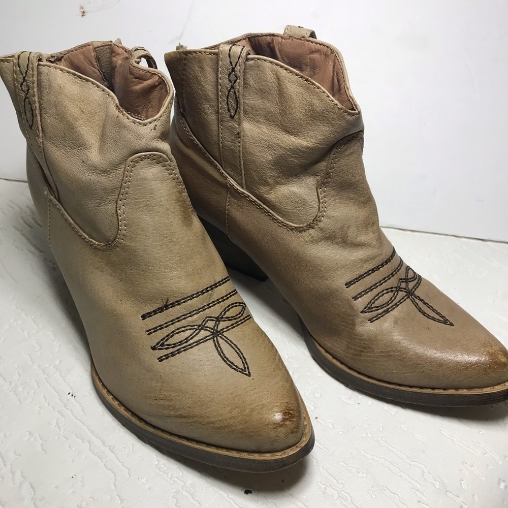 Very volatile booties beige western Sz 6